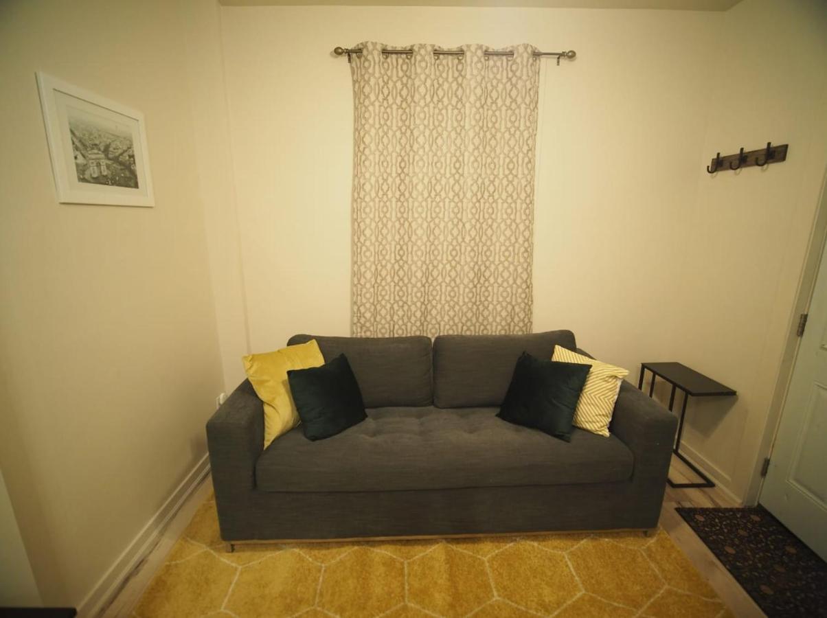 Cozy 1 Bedroom Centrally Located Hamilton Exterior photo
